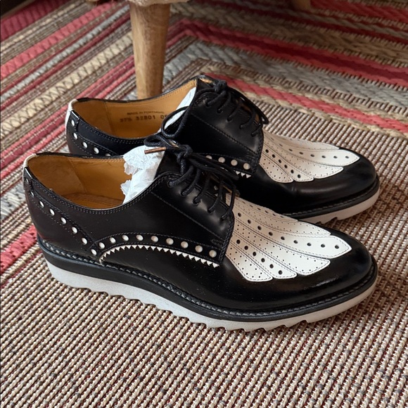 Stylish Black and White Women's Loafers - Picture 4 of 10